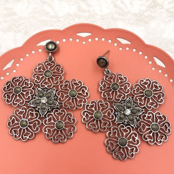 🌼 Filigree Flower Cluster 2-tone Earrings - Picture 1 of 3
